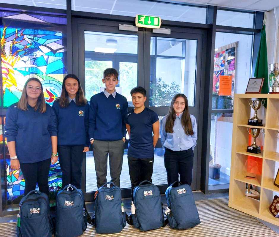 Alumnos con sus mochilas BEDA en el colegio de destino