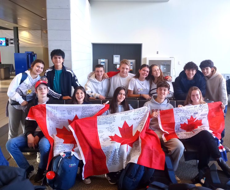 Grupo de alumnos de BEDA Immersion con banderas de Canadá