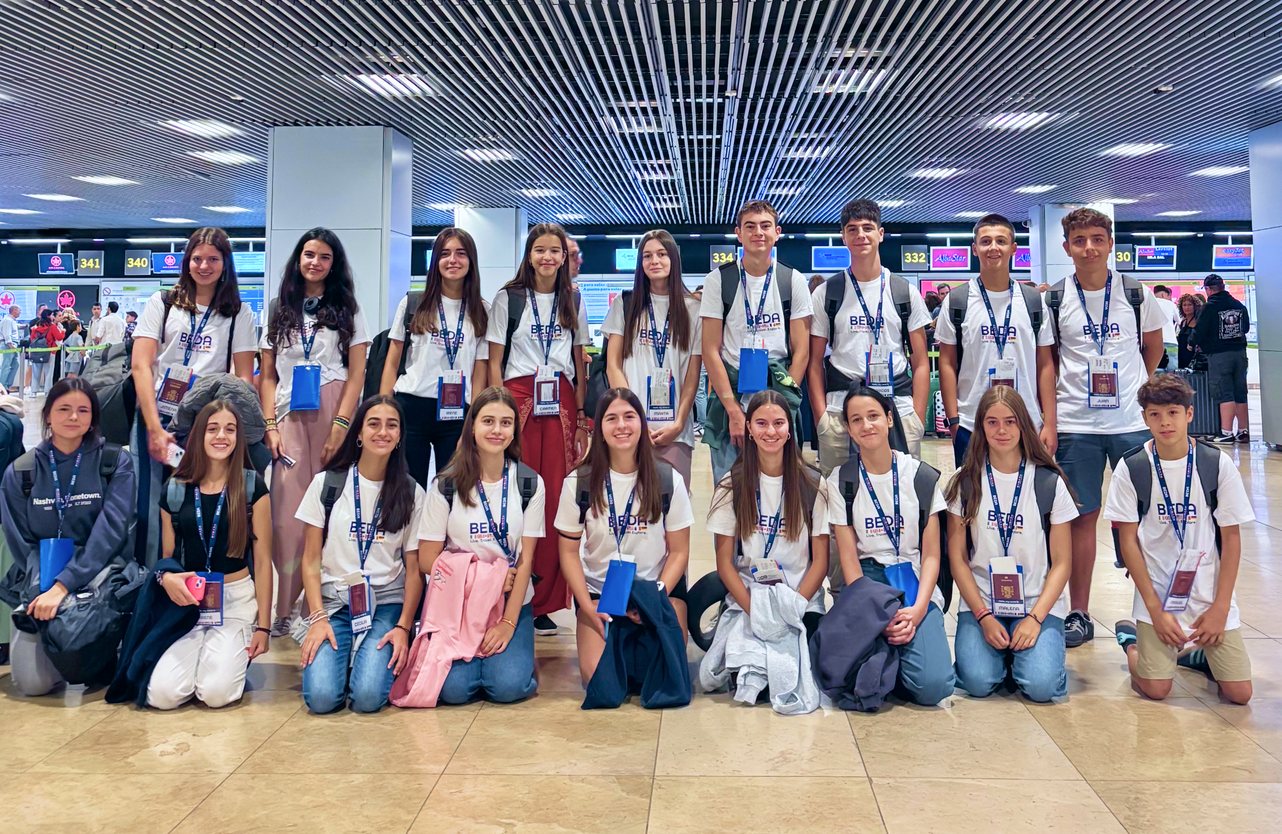 Grupo de alumnos de BEDA Immersion en el aeropuerto, camino de Canadá