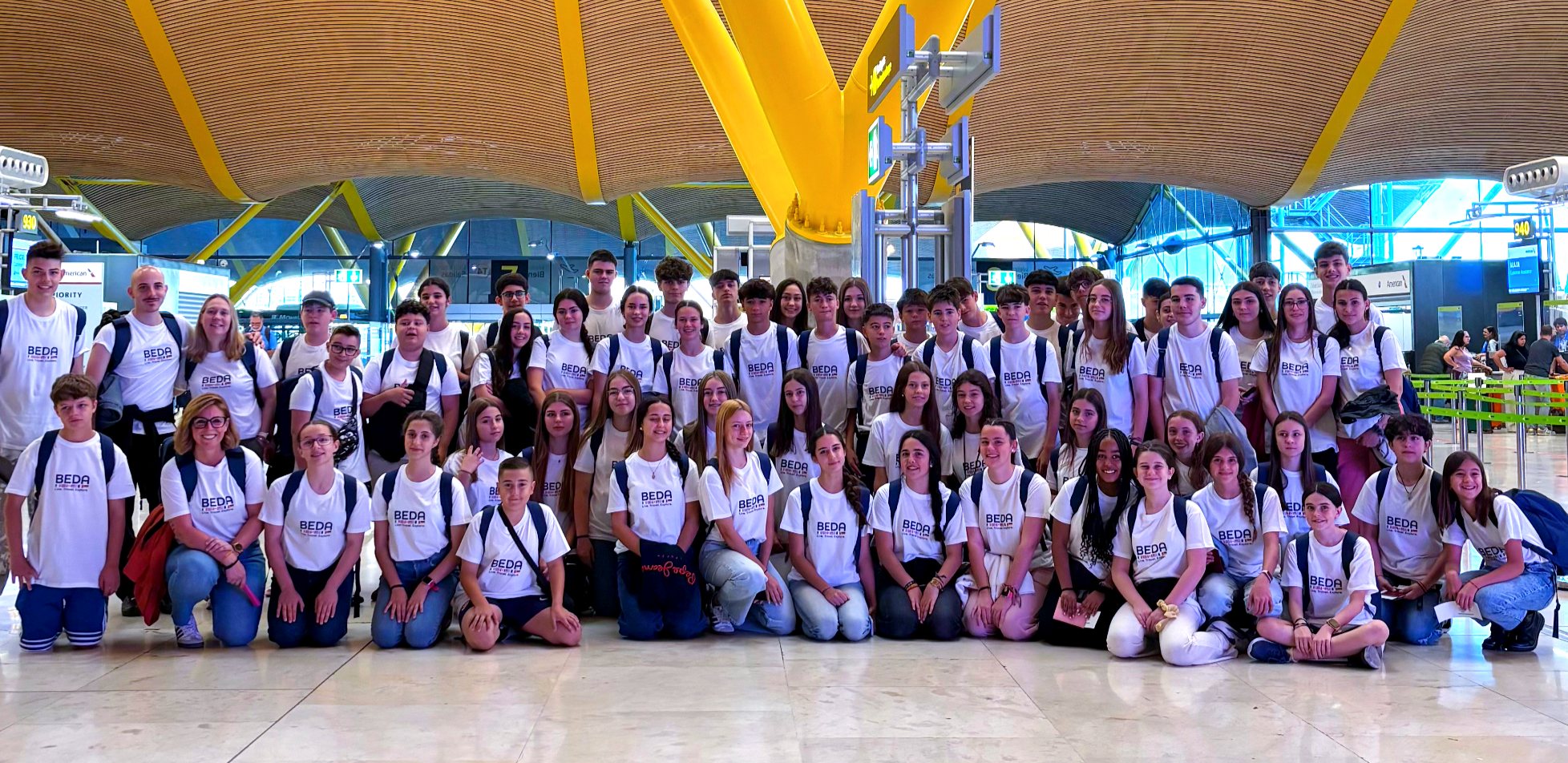 Gran grupo de alumnos BEDA en el aeropuerto antes de salir de viaje