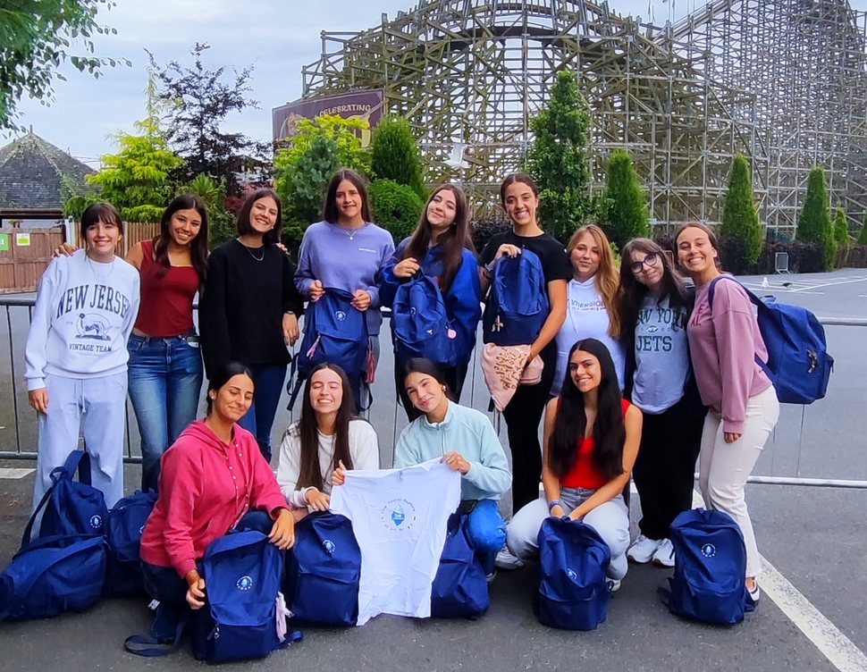 Grupo de alumnas de BEDA Summer con sus mochilas en un parque de atracciones