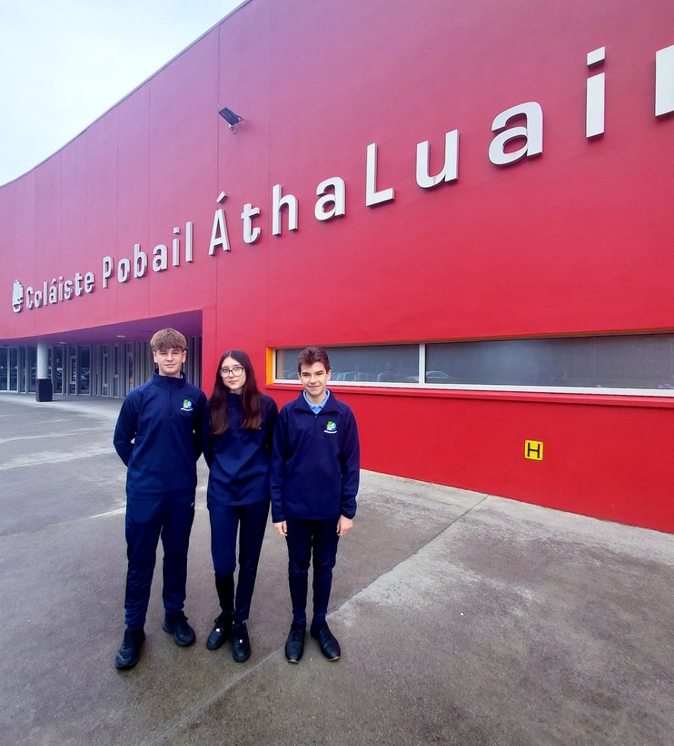 Tres alumnos con uniforme delante de su colegio en Irlanda
